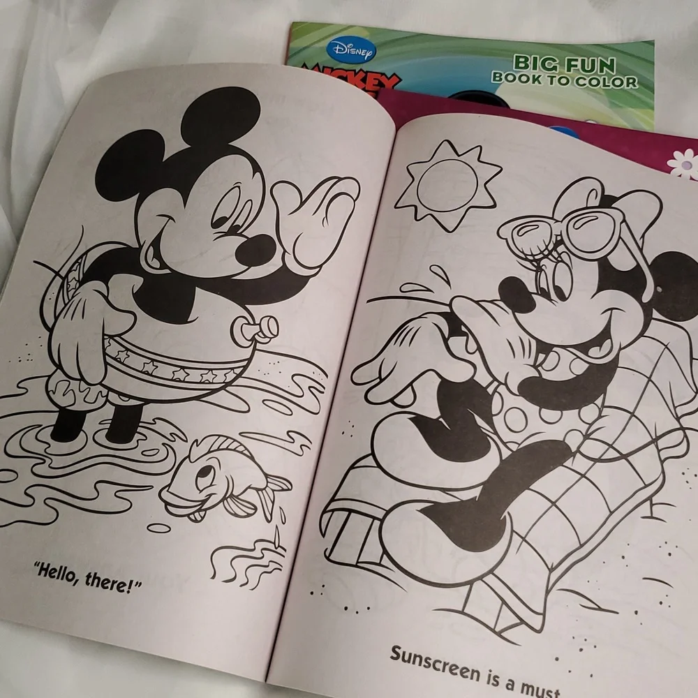 Mickey Mouse Coloring and‎ Activity Book Set